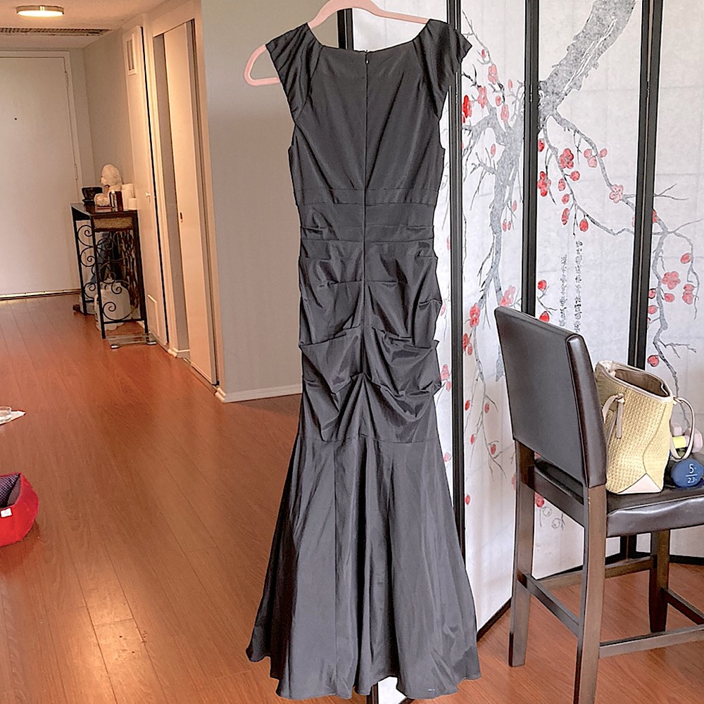 This is body-tight, size 6 by xscape n organza lining to make it fluffy poofy